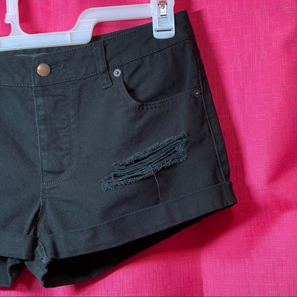 FOREVER 21 BLACK ROLLUP DISTRESSED SHORTS SIZE 27 - Picture 3 of 9